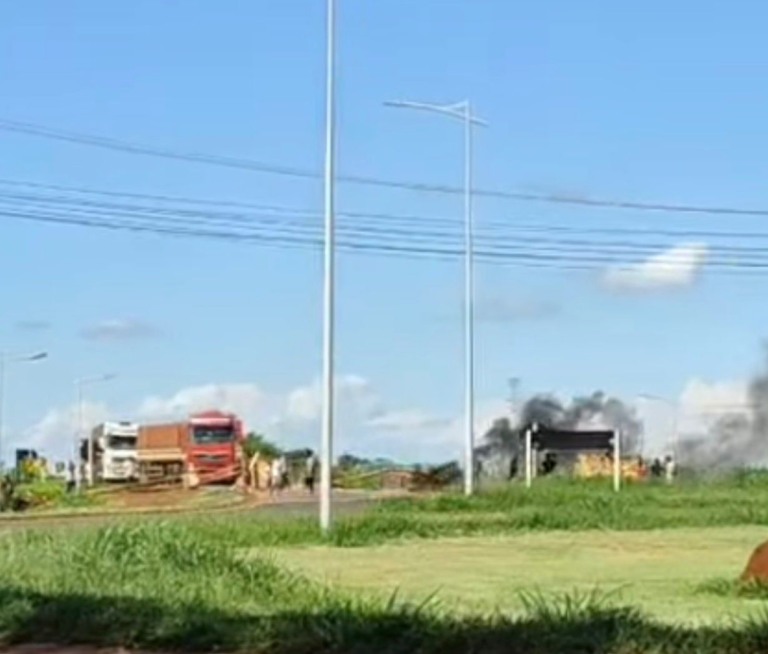 Indígenas da comunidade de Dourados estão bloqueando a avenida Guaicurus próximo ao anel viário nas proximidades. (Foto: Reprodução Redes Sociais)