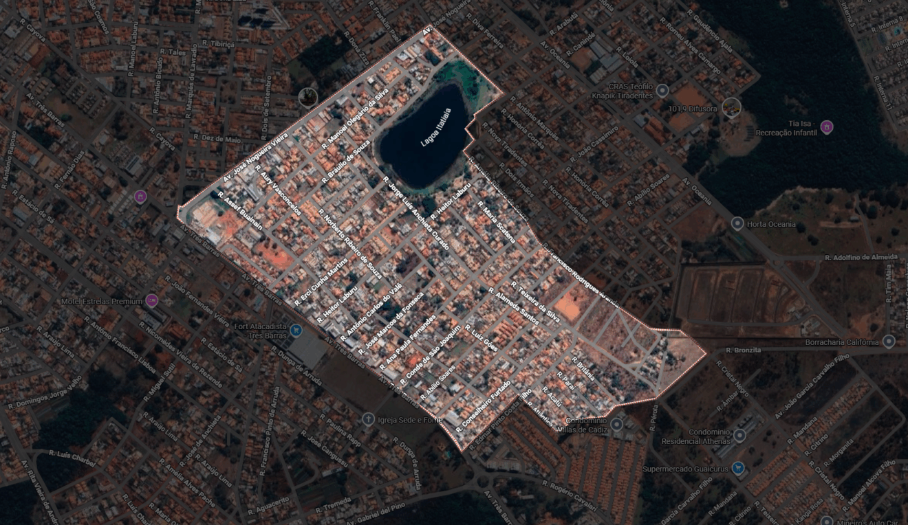 Obra de pavimentação com máquinas e tubulação de drenagem em rua urbana de MS Obra de pavimentação com máquinas e tubulação de drenagem em rua urbana de MS