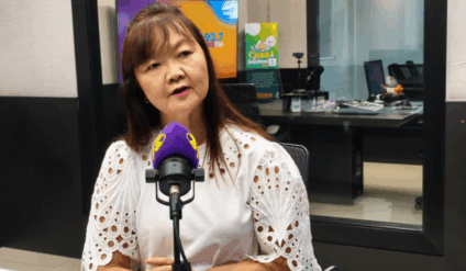 Marina Torres no estúdio da rádio Massa Campo Grande (Foto: Ana Lorena Franco/ Massa CG