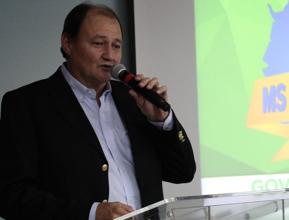 Secretário Marcelo Miglioli em evento público, falando sobre obras e cenário político em Campo Grande