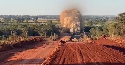 Máquinas trabalhando em trecho de estrada de chão na região central de Mato Grosso do Sul durante obras de pavimentação da MS-355
