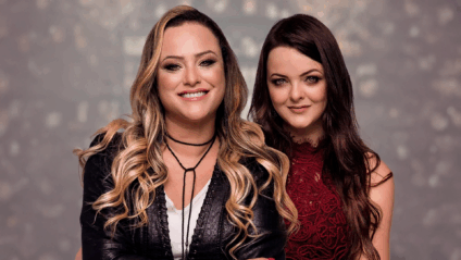 Palco montado na Praça Antônio João, em Dourados, com público ao fundo e iluminação de evento cultural