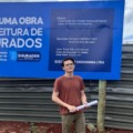 O Vereador apontou a falha na placa instalada pela Prefeitura, que foi colocada sem a informação do investimento de quase R$ 5 milhões do Governo Federal para a construção da UBS do Jardim dos Estados. (Foto: Assessoria)