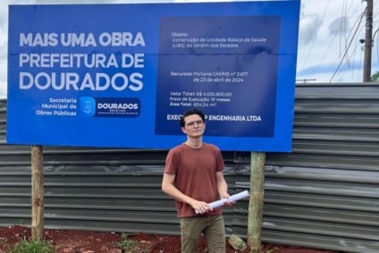 O Vereador apontou a falha na placa instalada pela Prefeitura, que foi colocada sem a informação do investimento de quase R$ 5 milhões do Governo Federal para a construção da UBS do Jardim dos Estados. (Foto: Assessoria)