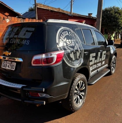 Policiais civis surpreenderam a investigada e realizaram a prisão logo após a exigência dos valores. (Foto: Divulgação/PCMS)