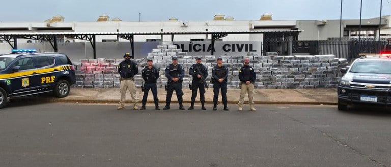 Ações integradas da PRF, PMMS e Força Tática resultaram na retirada de grande quantidade de drogas de circulação em Paranaíba. Ações integradas da PRF, PMMS e Força Tática resultaram na retirada de grande quantidade de drogas de circulação em Paranaíba.