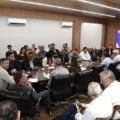 Governador Eduardo Riedel e lideranças de Paranaíba durante reunião que definiu novos investimentos para o município.