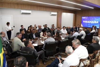 Governador Eduardo Riedel e lideranças de Paranaíba durante reunião que definiu novos investimentos para o município.