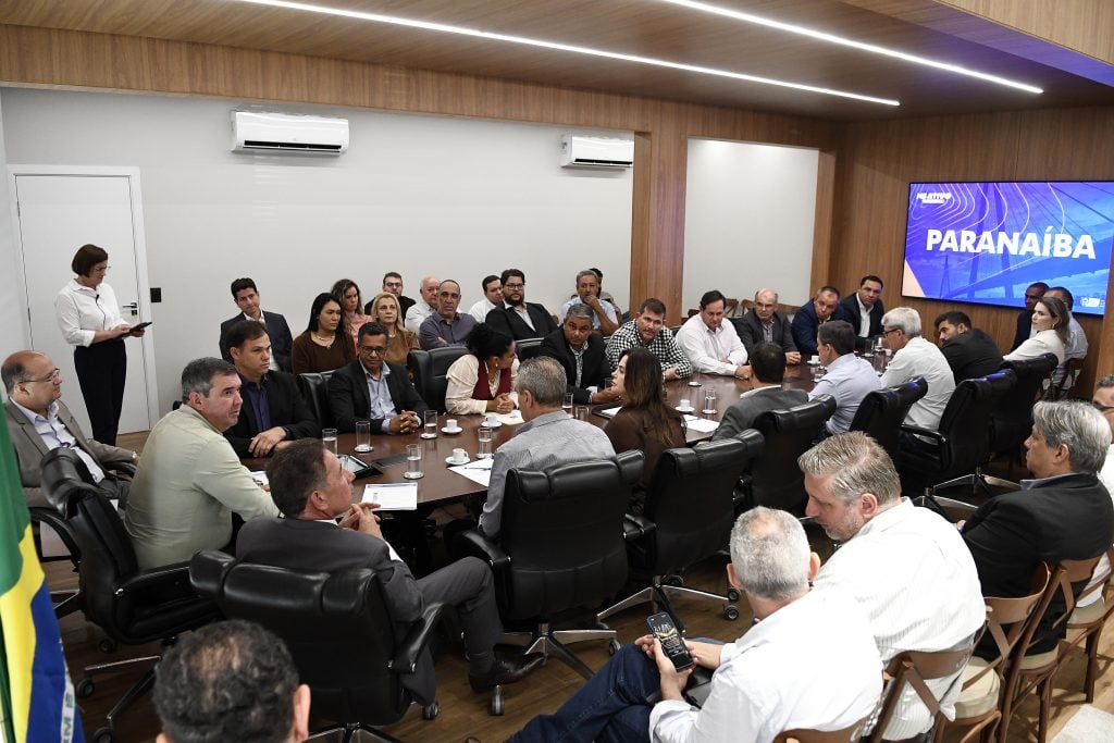 Governador Eduardo Riedel e lideranças de Paranaíba durante reunião que definiu novos investimentos para o município. Governador Eduardo Riedel e lideranças de Paranaíba durante reunião que definiu novos investimentos para o município.