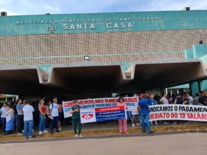 Fachada da Santa Casa de Campo Grande durante mobilização de servidores por 13º e repasses públicos
