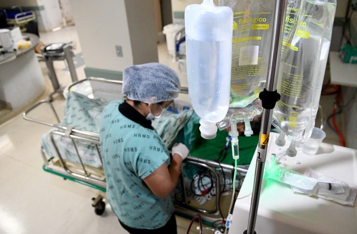 Atendimento seguro e qualificado no SUS de MS: enfermeira atua em leito dentro das práticas promovidas pelo núcleo estadual de segurança do paciente. - Fotos: Bruno Rezende (capa) e Divulgação SES Atendimento seguro e qualificado no SUS de MS: enfermeira atua em leito dentro das práticas promovidas pelo núcleo estadual de segurança do paciente. - Fotos: Bruno Rezende (capa) e Divulgação SES