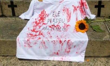 Mulheres marchando na Avenida Afonso Pena com cartazes contra feminicídios em frente ao Aquário do Pantanal