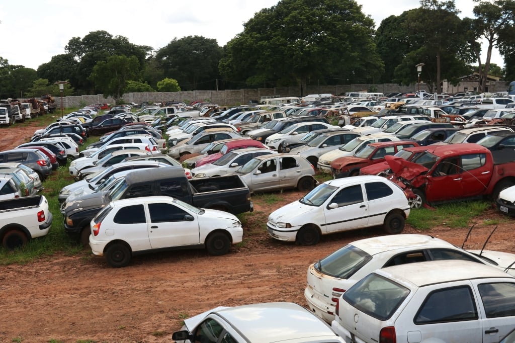 Pátio do Detran-MS com filas de carros e motos aguardando leilão sob céu aberto Pátio do Detran-MS com filas de carros e motos aguardando leilão sob céu aberto