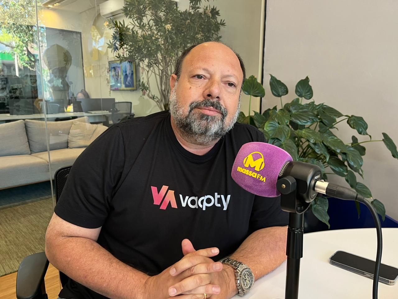 O entrevistado desta quinta-feira (18) do quadro Vitrine de Negócios do Programa Microfone Aberto foi Venícios Souza Sposito, gestor da empresa Vaapty. (Foto: Raíssa Vitória) O entrevistado desta quinta-feira (18) do quadro Vitrine de Negócios do Programa Microfone Aberto foi Venícios Souza Sposito, gestor da empresa Vaapty. (Foto: Raíssa Vitória)
