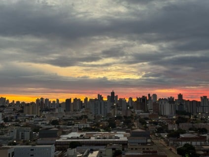 Carnê de IPTU sobre mesa, com calendário marcado em 12 de janeiro e selo de “IPTU 2026” em destaque