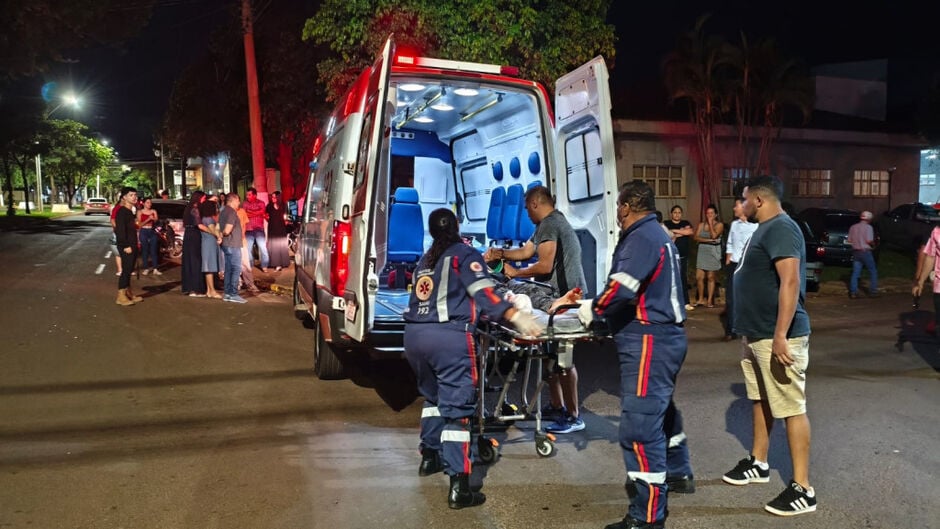 Equipes de socorro atendem motociclista ferido após colisão com carro em cruzamento de Dourados Equipes de socorro atendem motociclista ferido após colisão com carro em cruzamento de Dourados