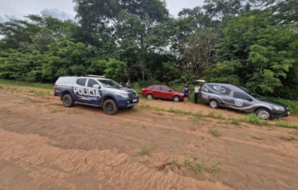 Equipes e familiares em estrada próxima ao Rio Confusão, em Sonora, durante buscas por jovem desaparecido