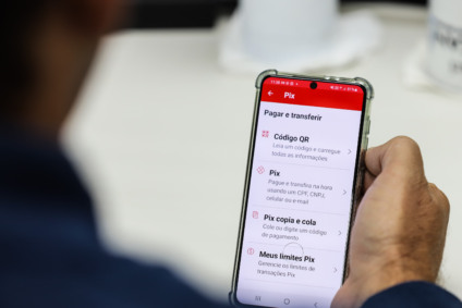 Golpes por telefone seguem fazendo vítimas, especialmente entre idosos, por meio de falsas orientações bancárias. - Foto: Divulgação. 