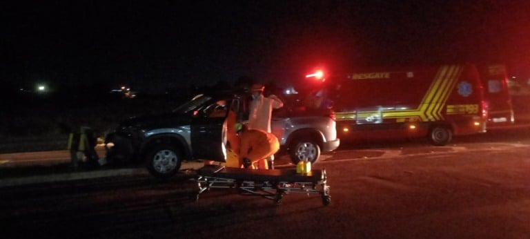 Corpo de Bombeiros socorrem mulher após vítima colidir em guard-rail