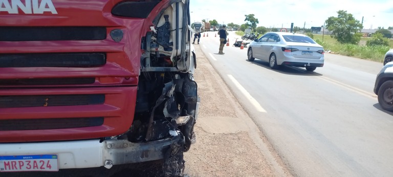 Motociclista morre ao colidir frontalmente com carreta na área urbana da BR-262