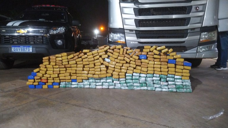 Após a abordagem, as equipes localizaram grande quantidade de substância entorpecente ocultada na carreta. Foto: Divulgação/PRF. Após a abordagem, as equipes localizaram grande quantidade de substância entorpecente ocultada na carreta. Foto: Divulgação/PRF.