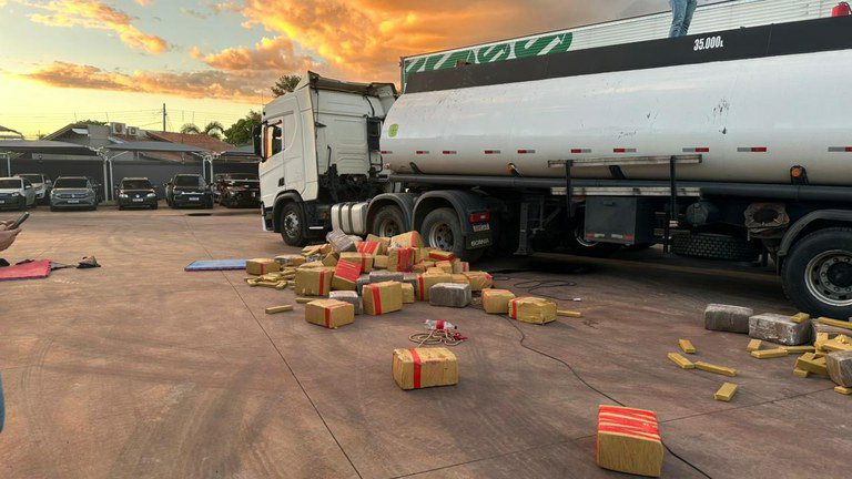 Polícia Federal faz operação em Água Clara e apreende 8 mil kg de drogas em carreta tanque e flagra motorista usando arma restrita: Divulgação/PF Polícia Federal faz operação em Água Clara e apreende 8 mil kg de drogas em carreta tanque e flagra motorista usando arma restrita: Divulgação/PF