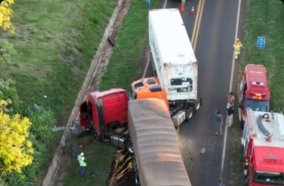 Viaturas e caminhões parados na BR-163 após colisão entre carretas e um Jeep Compass Viaturas e caminhões parados na BR-163 após colisão entre carretas e um Jeep Compass