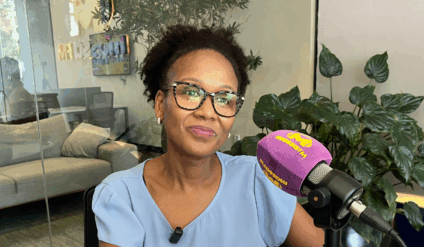 Maria Aparecida da Silva Teixeira dos Santos no estúdio da rádio Massa Dourados Foto: Raíssa Vitória/ Massa Dds