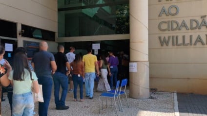 Fila na Central de Atendimento do Cidadão em Campo Grande para solicitar a segunda via do IPTU 2026.
