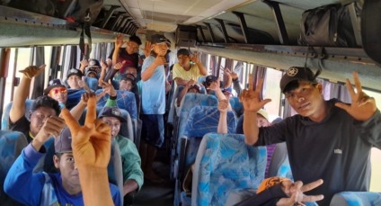 Trabalhadores indígenas de Mato Grosso do Sul embarcam para Vacaria (RS) para atuar na colheita da maçã durante o período de safra. - Foto: Reprodução / Funtrab