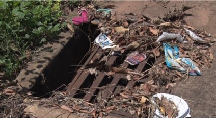 Vazamento de esgoto em ruas de Três Lagoas provoca mau cheiro e desconforto
