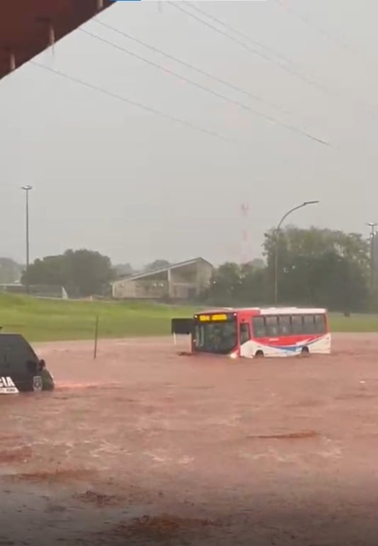 Alagamento no viaduto da região do Maria Aparecida Pedrossian, na saída para Três Lagoas, durante a chuva desta terça-feira - Foto: Reprodução
