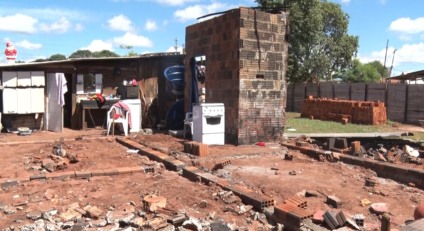 Família pede ajuda após incêndio destruir barraco no bairro São João