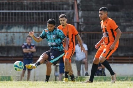Partida no Estádio Douradão teve o DAC com dois times distintos em cada tempo - Foto: Marcelo Berton