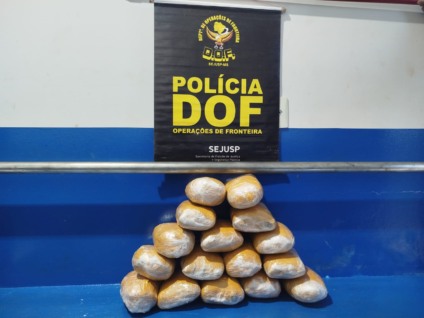 Policiais militares do DOF apreenderam, nesta quarta-feira (14), um adolescente com drogas que seria entregue em Dourados. (Foto: Divulgação/DOF)
