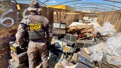 Uma carreta Scania carregada com 151 quilos de Ice, uma droga sintética altamente viciante, foi apreendida por policiais militares do DOF nesta quarta-feira (7), na BR-487, em Itaquiraí. (Foto: DOF/Divulgação)