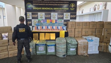 Policiais militares do DOF (Departamento de Operações de Fronteira) apreenderam, neste sábado (10), em Maracaju, uma van carregada com materiais de descaminho. (Foto: Divulgação DOF)