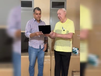 Vereador Fabiano Agi recebendo a placa de homenagem das mãos do presidente da Santa Casa, Jair Alves de Souza - Foto/Redes sociais