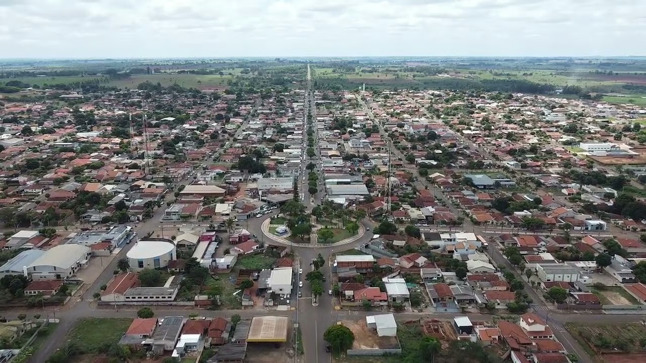 Profissional de apoio escolar auxilia estudantes da Educação Especial em atividades pedagógicas na rede municipal. Foto: Divulgação. Profissional de apoio escolar auxilia estudantes da Educação Especial em atividades pedagógicas na rede municipal. Foto: Divulgação.