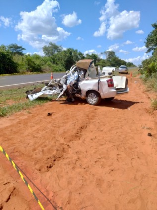 Motorista de ambulância morre ao colidir violentamente com caminhão na MS-112