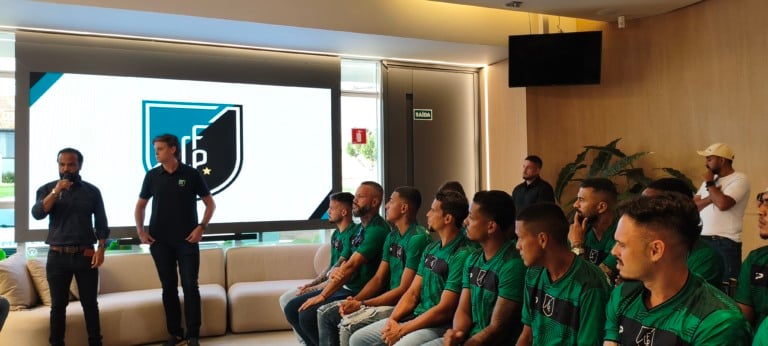 Jogadores, dirigentes e comissão técnica durante a apresentação oficial do elenco do FC Pantanal SAF para a temporada 2026 - Foto: Arthur Ayres/Portal RCN 67