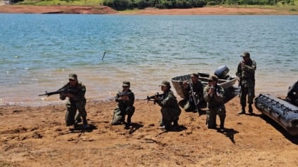 Militares do 3º Batalhão de Operações Ribeirinhas executando desembarque ribeirinho - Foto: Reprodução/Comando do 6º Distrito Naval