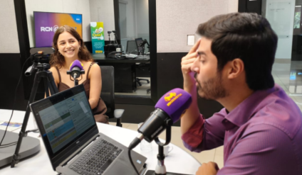 Júlia Melo no estúdio da Rádio massa Campo Grande Foto: Karina Anunciato/ Massa CG