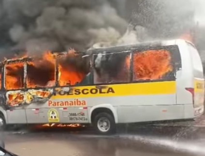 Ocorrência mobilizou o Corpo de Bombeiros; causas ainda são desconhecidas - Foto/Redes sociais