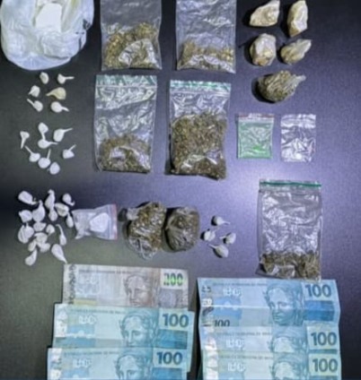 Drogas, dinheiro e materiais para fracionamento foram apreendidos durante a ação policial.