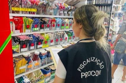 Procon realiza pesquisa de preços de materiais escolares. Foto: Ascom Procon / Divulgação. 
