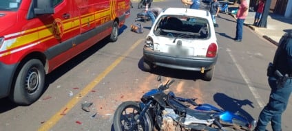 Carro parado em semáforo vermelho é atingido por motoqueiro sem CNH