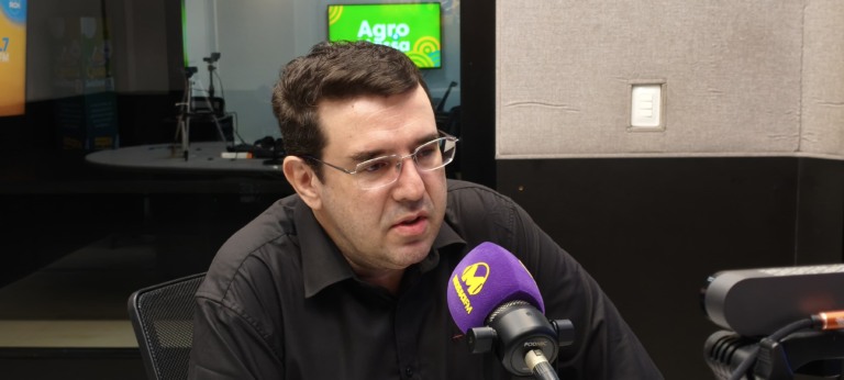 Ricardo Brumatti no estúdio da rádio Massa Campo Grande Foto: Ana Lorena Franco