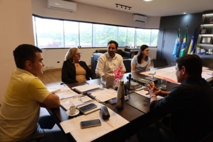 Prefeito Marçal Filho reunido com representantes do HU/UFGD e com o secretário Márcio Figueiredo, para assinar o protocolo de adesão do Gestor Pleno ao projeto de construção do Cacon. (Foto: A. Frota)