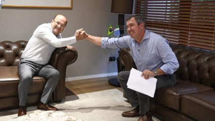 Riedel recebe relatório das ações conduzidas por Barbosinha Foto: Governo de MS